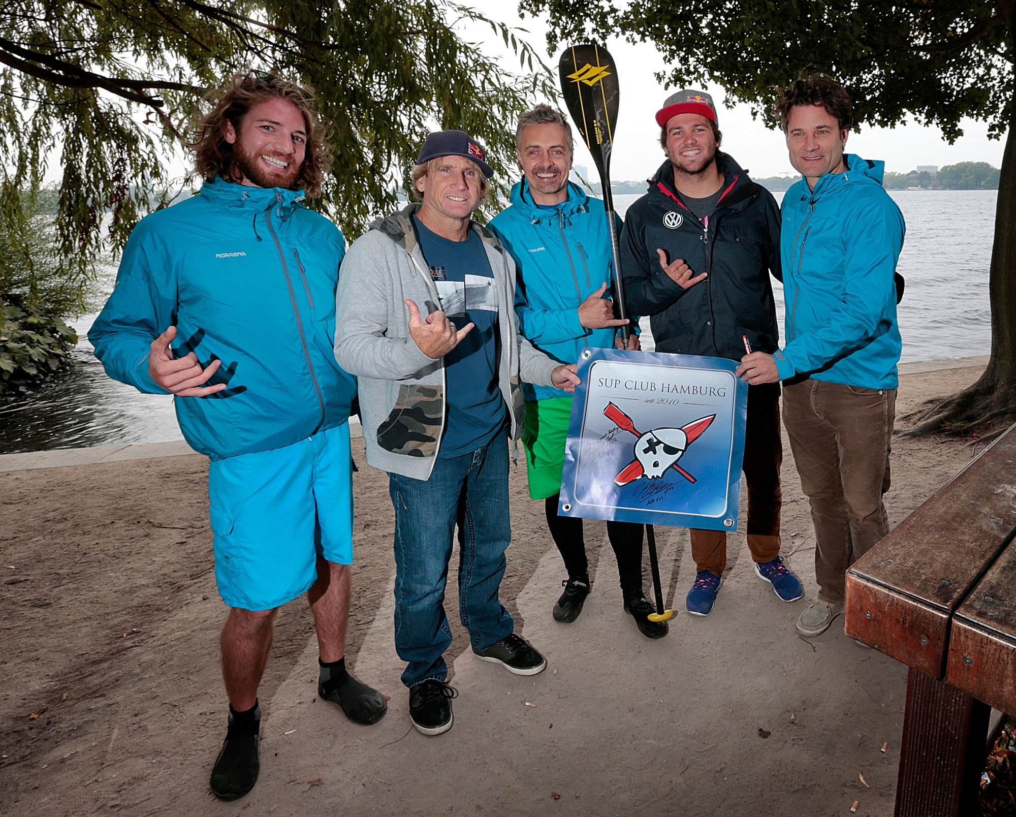 Robby Naish und Philip Köster mit SUP CLUB Hamburg Coaches Bene Henning Philipp C: SportBILD